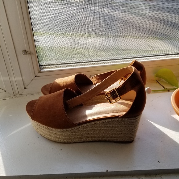 Wedge - Picture 2 of 6